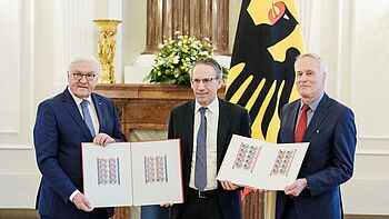 Das Foto zeigt Bundespräsident Steinmeier und von Achim Meyer auf der Heyde bei der Entgegennahme der Erstdrucke