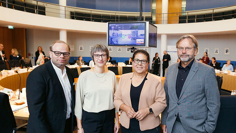 Das Foto ist eine Aufnahme vom Parlamentarischen Frühstück am 12.9.2024 v.l.n.r. Helge Lindh, MdB, Kerstin Becker, Paritätischer Gesamtverband, Gülistan Yüksel, MdB, und Michael Groß, BAGFW-Präsident