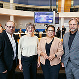 Das Foto ist eine Aufnahme vom Parlamentarischen Frühstück am 12.9.2024 v.l.n.r. Helge Lindh, MdB, Kerstin Becker, Paritätischer Gesamtverband, Gülistan Yüksel, MdB, und Michael Groß, BAGFW-Präsident